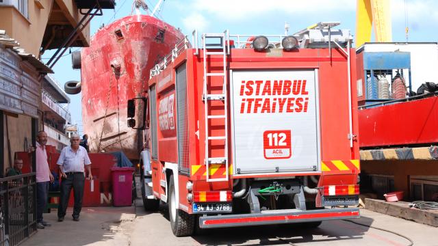 Tuzlada bakıma alınan gemide çıkan yangın söndürüldü