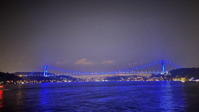 Denizcilik ve Kabotaj Bayramı için köprüler aydınlatıldı