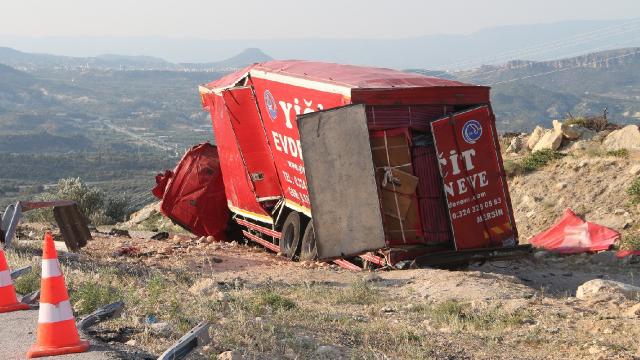 Mersinde nakliye kamyonu yoldan çıktı: 4 ölü