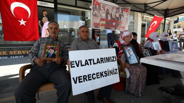 Muşlu aileler evlatları için HDP il binası önündeki oturma eylemini sürdürdü