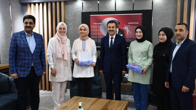 Sivas ve Kırşehirde LGS sınavından tam puan alan öğrenciler ödüllendirildi