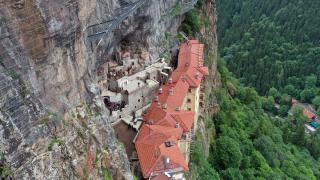 Restorasyonu tamamlanan Sümela Manastırı dolu günlerine kavuştu