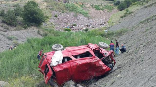 Tokatta minibüs uçuruma yuvarlandı: 4 ölü, 1 yaralı