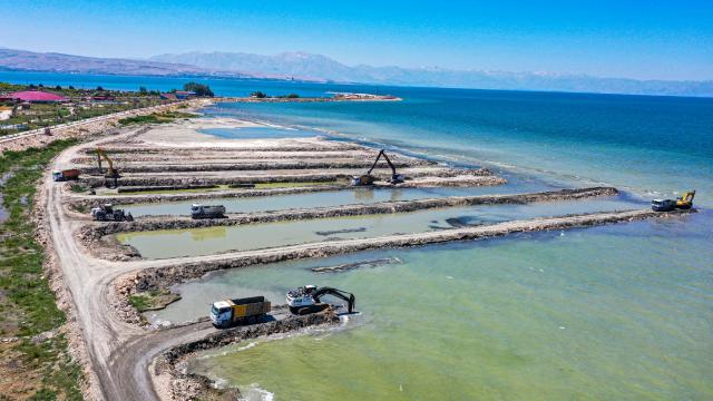 Van Gölünde 320 bin metreküp dip çamuru temizlendi