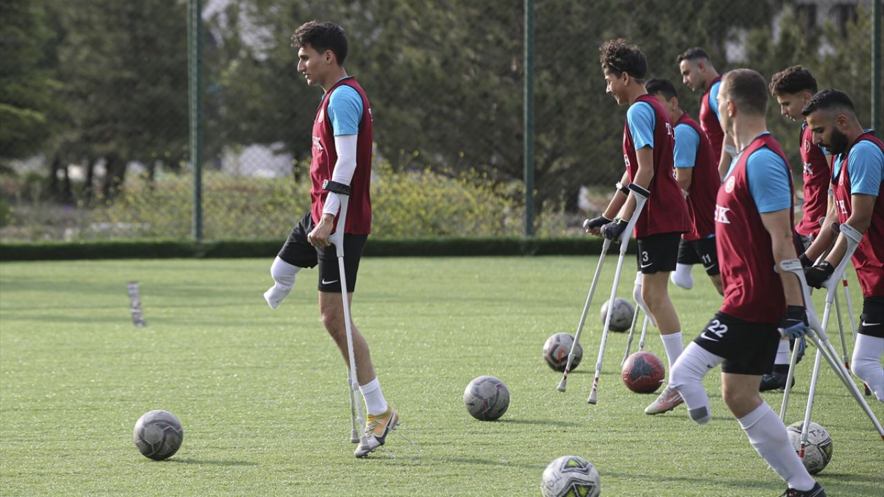 Gaziler, futbolda engel tanımıyor