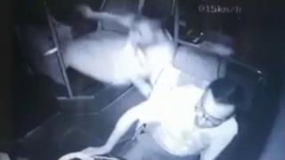 Manevra sırasında koltuktan düşen yolcunun beli kırıldı