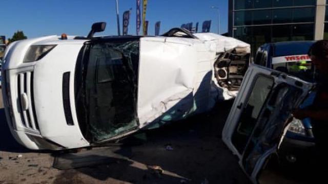 Otomobil ile çarpışan minibüs 5 araca çarparak durabildi