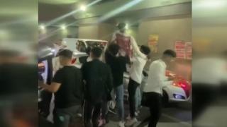 Alt geçidi kapatıp asker eğlencesi yaptılar