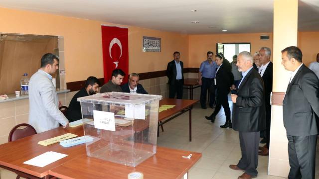 Dodurgada belediye başkanlığı ve muhtarlık seçiminde oy verme işlemi başladı