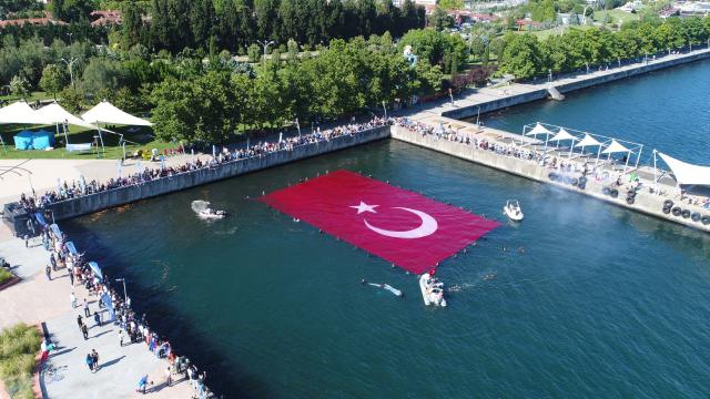 İzmit Körfezinde deniz şehitleri anısına dev Türk bayrağı açıldı