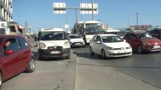 Trafikten kaçmak isteyen sürücüler kaldırımda ilerledi