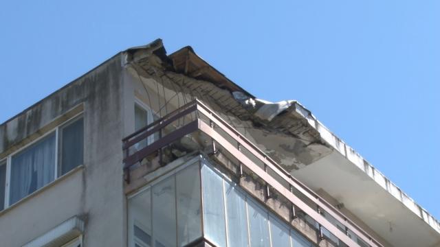 Kartalda çatısında çökme oluşan apartman tahliye edildi