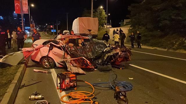Kamyona çarpan otomobil paramparça oldu: 1 ölü, 3 yaralı