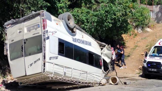 Mersinde freni boşalan minibüs devrildi: 17 yaralı