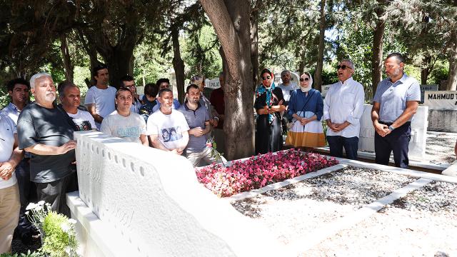 Kemal Sunal vefatının 22nci yılında kabri başında anıldı