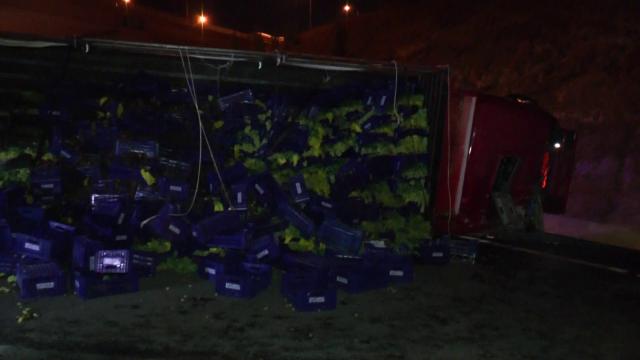 Kuzey Marmara Otoyolunda tır devrildi: 2 yaralı