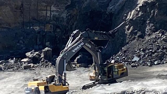 Şırnakta iş makinesinin üstüne kaya parçası düştü, operatör öldü
