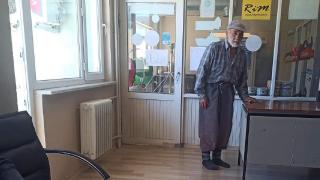 Yerler kirlenmesin diye ayakkabılarını çıkardı