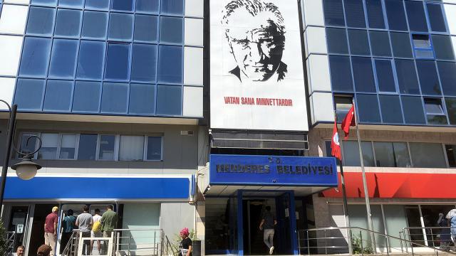 İzmirde yolsuzluk operasyonu: Menderes Belediye Başkanı gözaltında