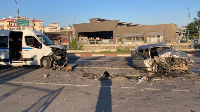 Mersinde otomobil ile minibüs çarpıştı: 1 ölü, 3 yaralı