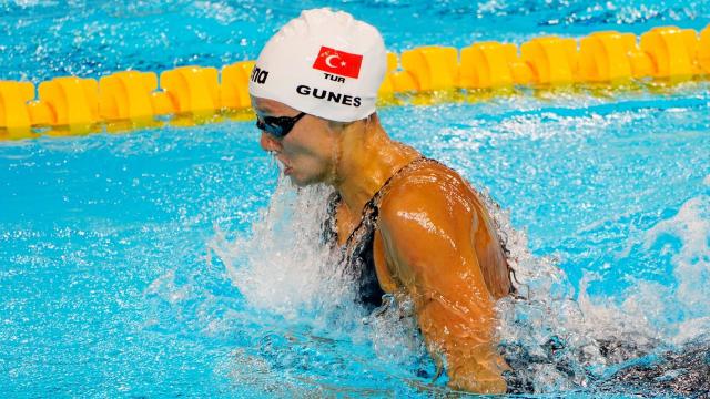 Milli yüzücü Viktoria Zeynep Güneşten bronz madalya