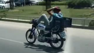 Motosikleti ayaklarıyla kullandı: O anlar kamerada