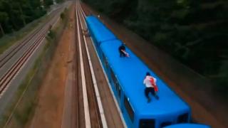 Toronto polisi tren sörfü yapan gençlerin peşine düştü