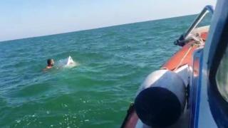 Alabora olan tekneden son anda kurtuldu