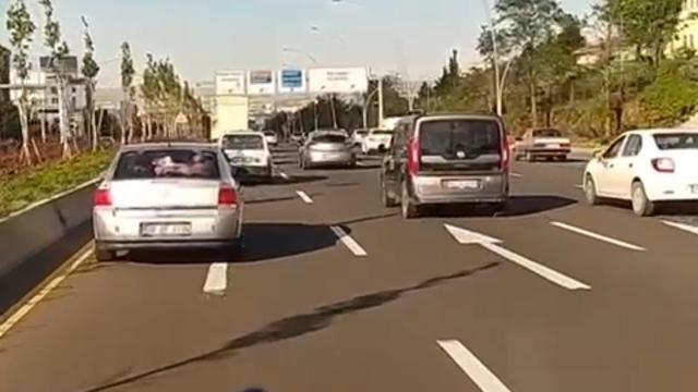 Ankarada ambulansa yol vermeyen 5 sürücüye ceza kesildi