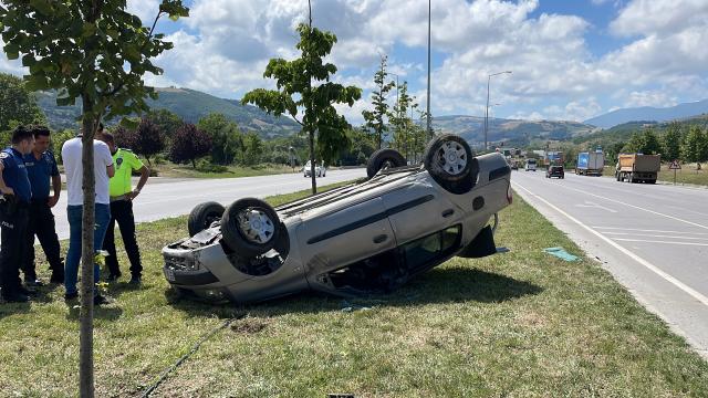 Samsunda refüje devrilen otomobildeki 2 kişi yaralandı