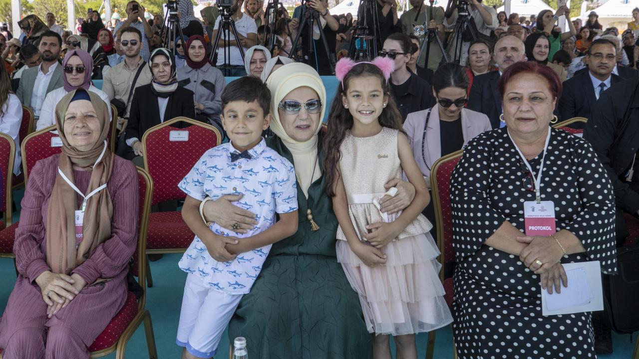 Emine Erdoğan, 10 yıl önce başlattıkları "Gönül Elçileri Projesi" ile tertemiz niyetler ve binbir emekle manzarası insaniyet olan güzel bir yola çıktıklarını belirterek şu ifadeleri kullandı: