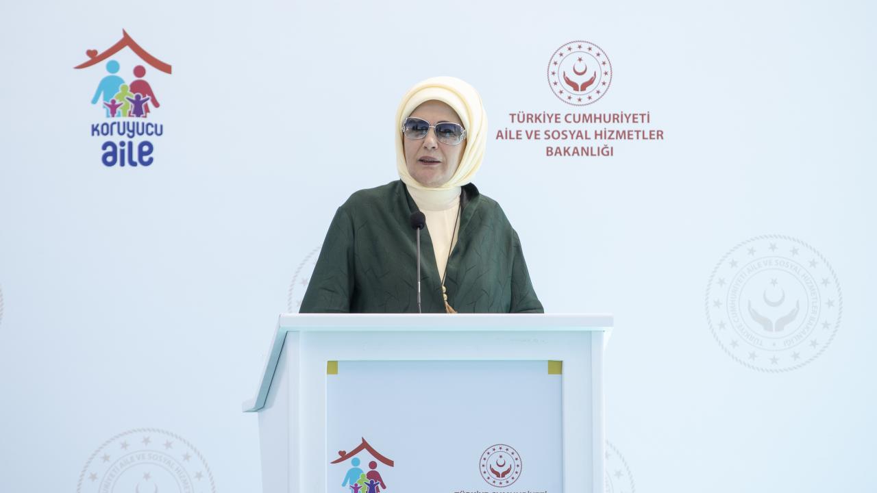 Aile ve Sosyal Hizmetler Bakanlığı`nın çocuklar için birçok model geliştirdiğini belirten Erdoğan, farklı hizmet modelleriyle çocukların bakımlarının sağladığını belirterek şunları söyledi: