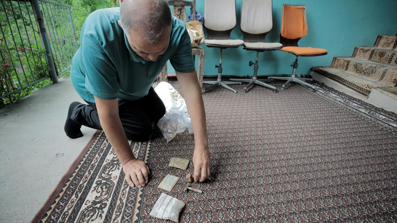 Babasının toplu mezardan çıkartılan eşyalarını saklıyor