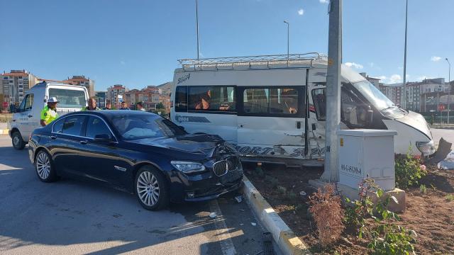 Amasyada otomobil ile minibüs çarpıştı, 8 kişi yaralandı