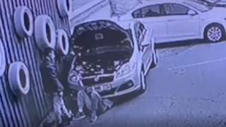 Tamirci gibi yanaştıkları otomobilden 20 bin liralık parça çaldılar