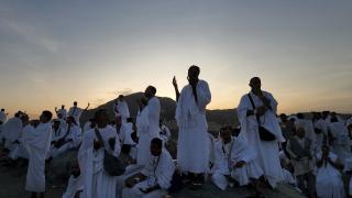 Hacı adayları vakfe için Arafat'ta