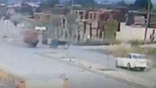 Traktöre çarpmamak için manevra yapan otomobil takla attı