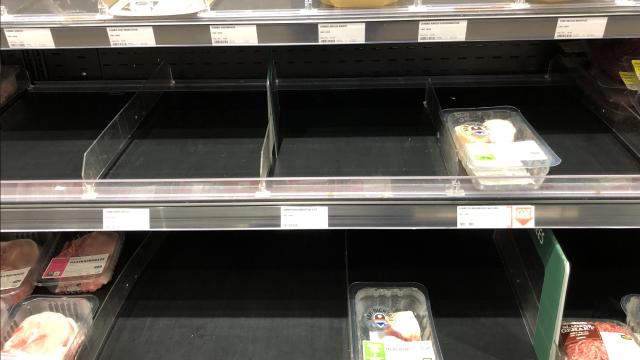 Hollandada çiftçilerin protestosu market raflarını boşalttı