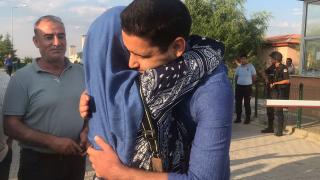 Tahliye olan Kadir Şeker yakınlarına sarılarak cezaevinden ayrıldı