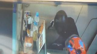 Kağıthane'de kuyumcu soygunu güvenlik kamerasında