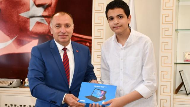 Kırıkkalede LGS sınavında tam puan alan öğrenci ödüllendirildi