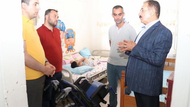 Malatyada esnaf odasından engelli çocuğa tekerlekli sandalye desteği