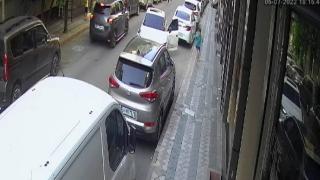 İki çocuk çaldıkları otomobille araçlara çarpa çarpa ilerledi