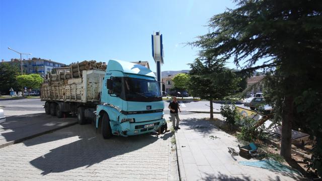 Malatyada freni boşalan kamyon ağaçlara çarparak durabildi