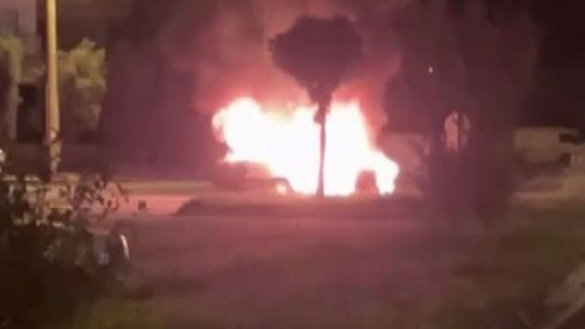 İzmirde park halindeki otomobil alev topuna döndü