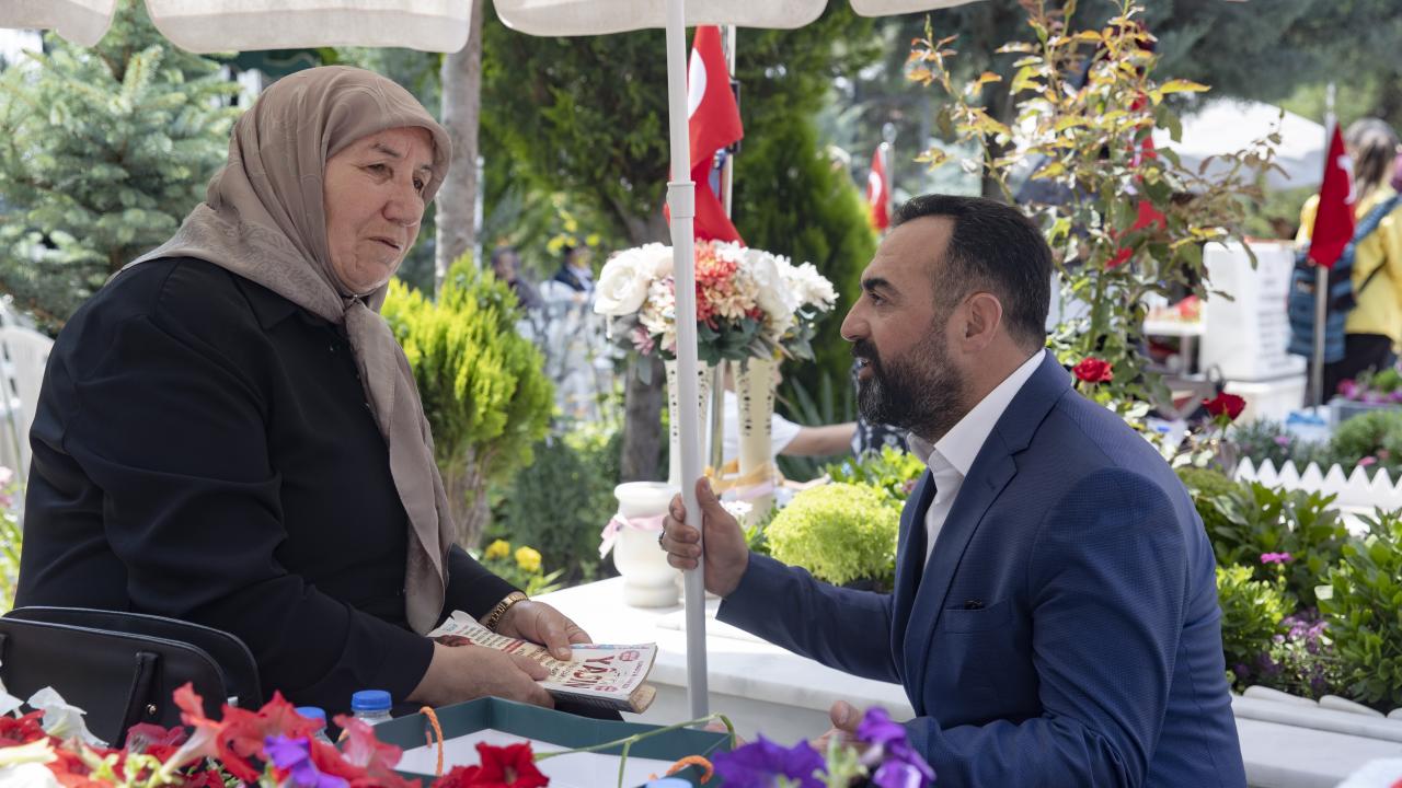 Vakıf Başkanı gazi Lokman Aylar, mezar başında şehitleri anan ailelerle bayramlaştı.
