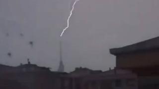 Çamlıca Kulesi'ne yıldırım düştü