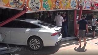 Hafif ticari aracın çarptığı otomobil kafeye daldı