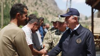 Bakan Akar korucularla bayramlaştı