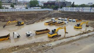 Sağanak şantiyeyi göle çevirdi: Kamyonlar ve iş makineleri suya gömüldü